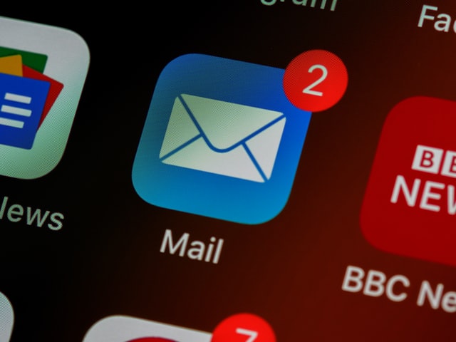Eine E-Mail-App zeigt zwei neue Benachrichtigungen an