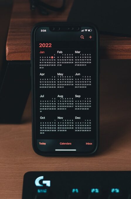 Auf einem Handy ist ein Kalender mit der Jahresübersicht zu sehen