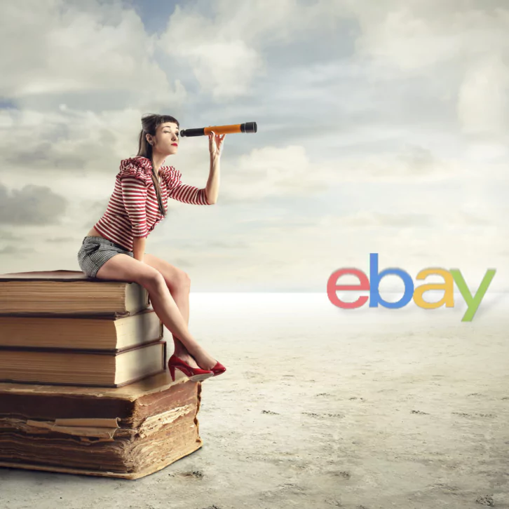 Eine Person mit Fernglas sitzt auf einem Buchstapel und schaut auf den Schriftzug ebay