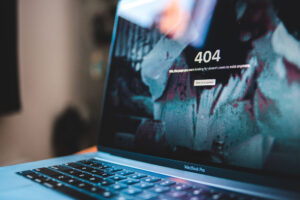 Ein Laptop zeigt einen 404-Fehler an